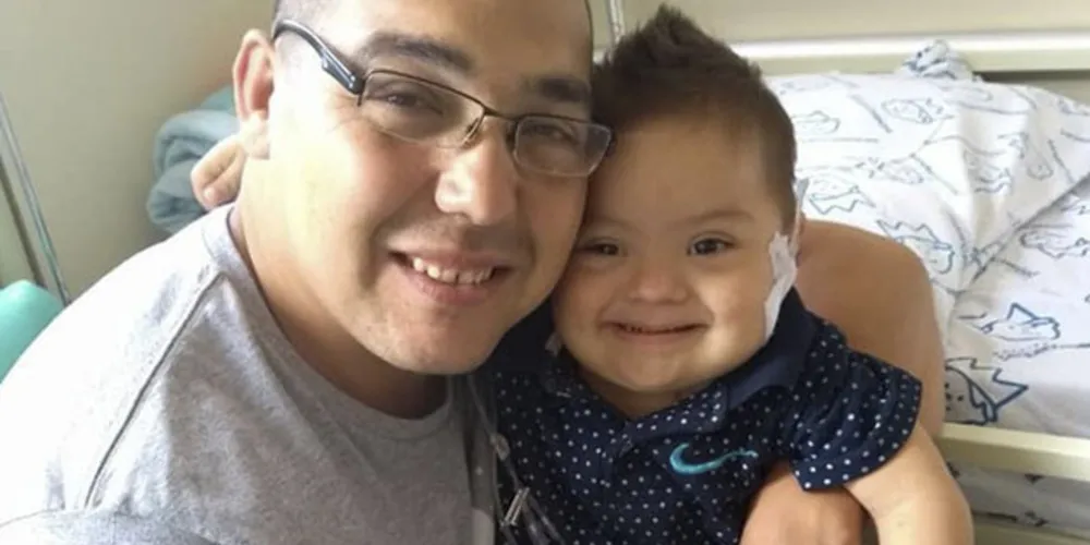 Pedro ao lado do pai, Marcelo; menino foi diagnosticado com leucemia