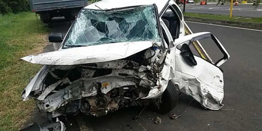 Imagem ilustrativa da imagem Carro bate em carga espalhada na pista na BR-277