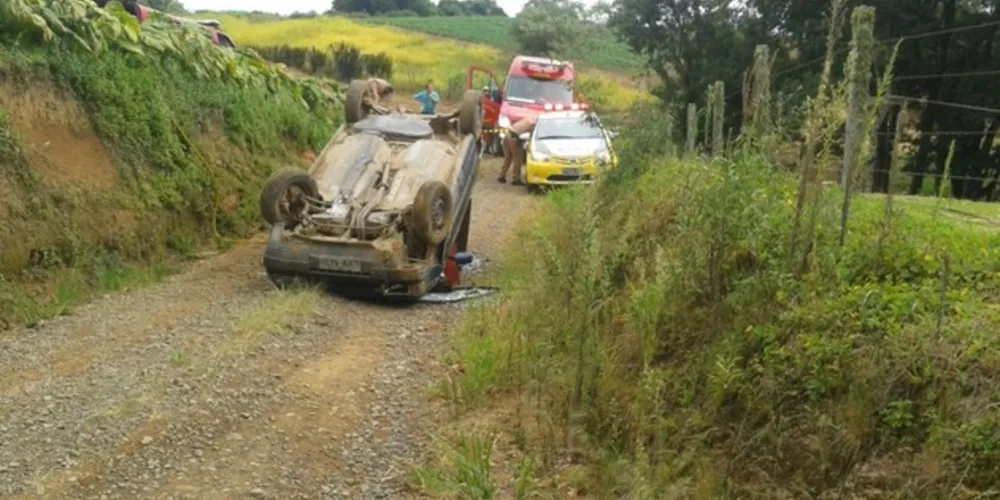 Imagem ilustrativa da imagem Carro capota em estrada rural e criança morre na hora