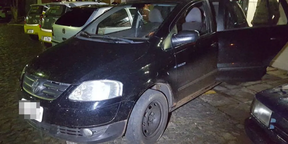 Veículo foi levado para a delegacia da Polícia Civil para ser periciado