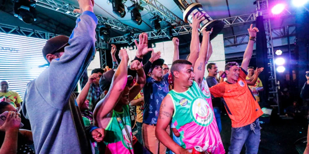Desfile de rua trouxe referências ao povo cigano, tema do carnaval deste ano