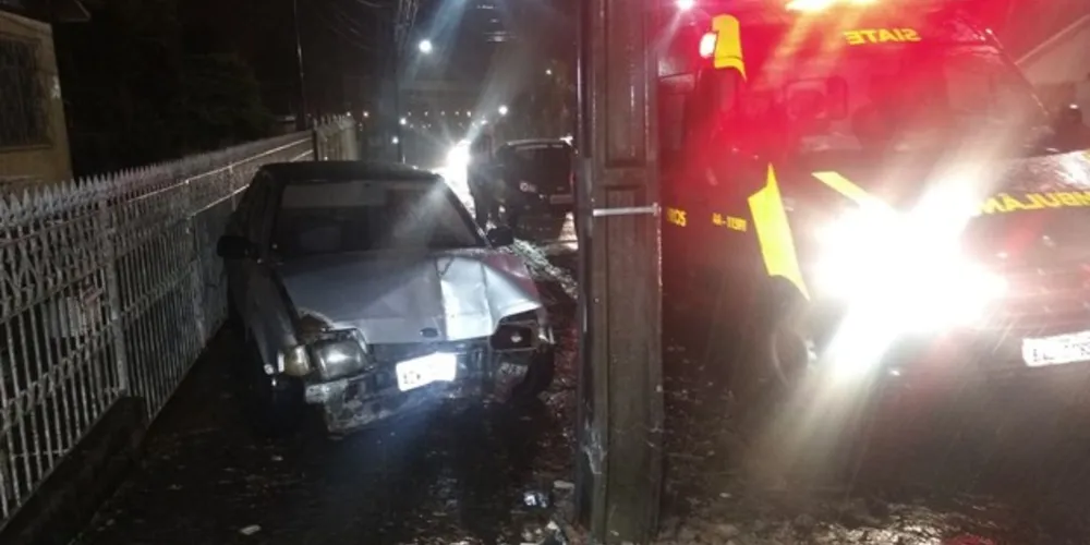 Imagem ilustrativa da imagem Carro é encontrado vazio após bater contra poste