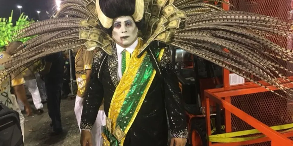 Imagem ilustrativa da imagem Escola de Samba faz protesto com presidente-vampiro