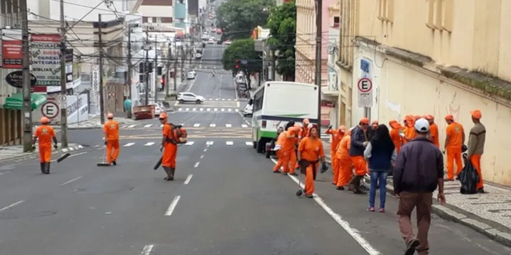 Imagem ilustrativa da imagem Funcionários da Prefeitura limpam sujeira da Rua XV