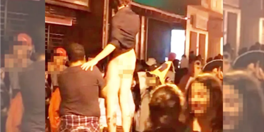 Em vídeo, jovem sobe em banco, levanta saia e mostra partes íntimas ao público