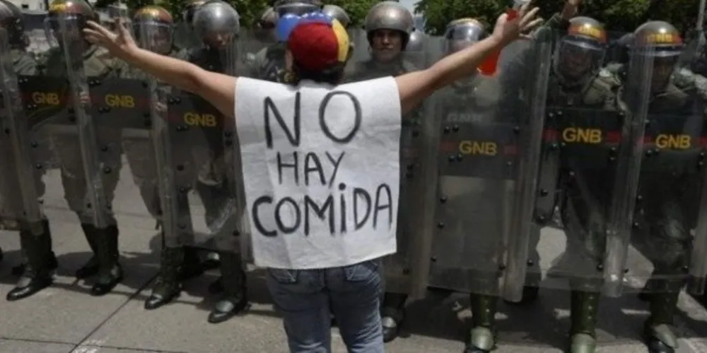 Venezuelana protesta: "Não tem comida"/Foto: Reprodução AFP