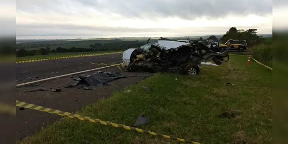 Motorista do carro morreu na hora e duas passageiras ficaram feridas