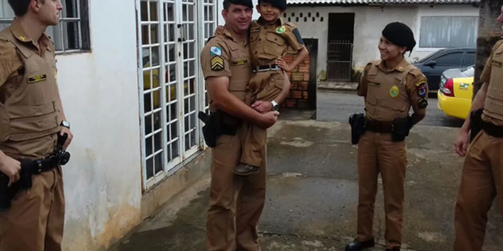 Imagem ilustrativa da imagem PM realiza sonho de menino e faz festa de aniversário