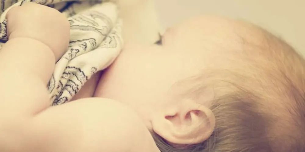Por seis semanas, um bebê foi alimentado exclusivamente pelo leite produzido por uma mulher trans/Foto: Divulgação BBC Brasil