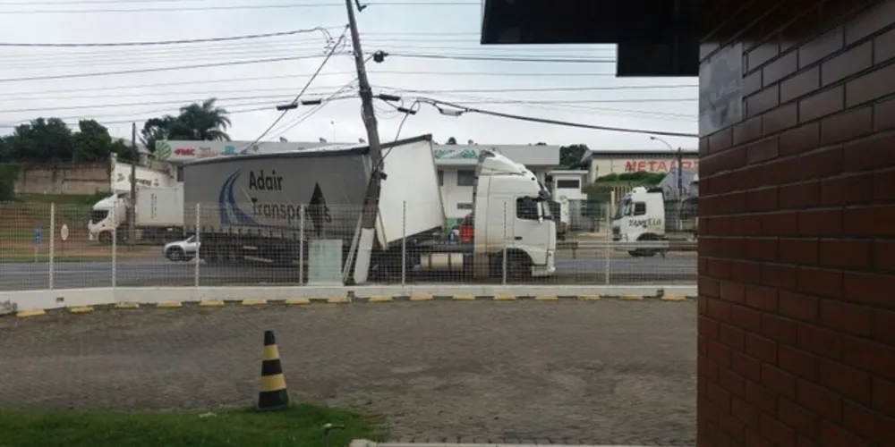 Imagem ilustrativa da imagem Caminhão quebra poste e deixa bairro de PG sem luz