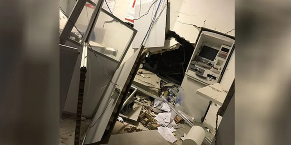 Imagem ilustrativa da imagem Quadrilha ataca PM e explode banco no interior do PR