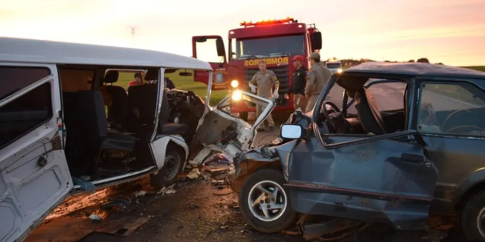 Imagem ilustrativa da imagem Acidente entre carro e kombi deixa nove feridos na PR-092