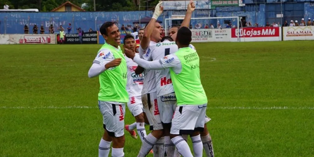 Fantasma sai atrás, mas conseguiu a virada e goleou fora de casa