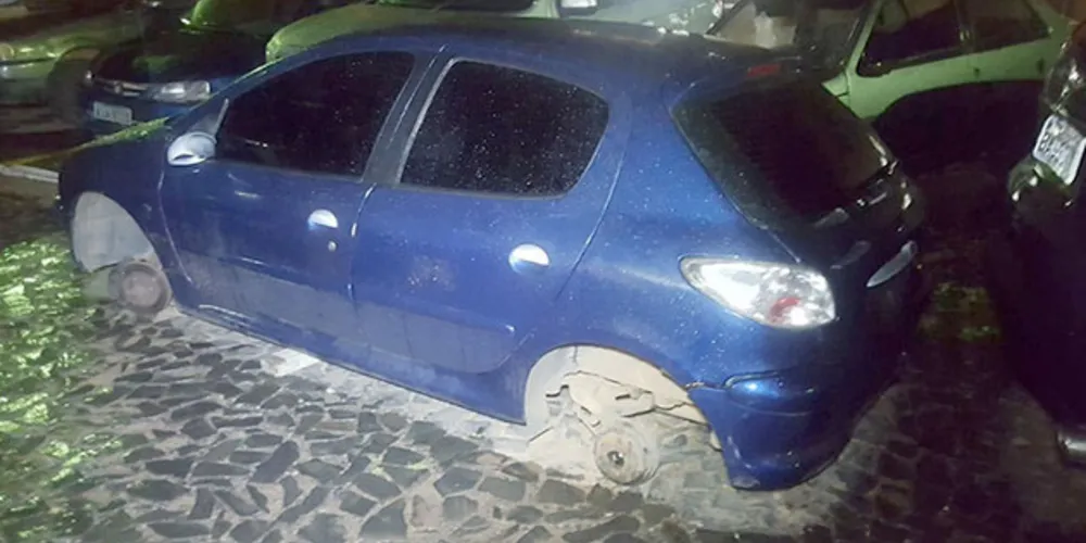 Carro estava sem as rodas e sem vários acessórios internos