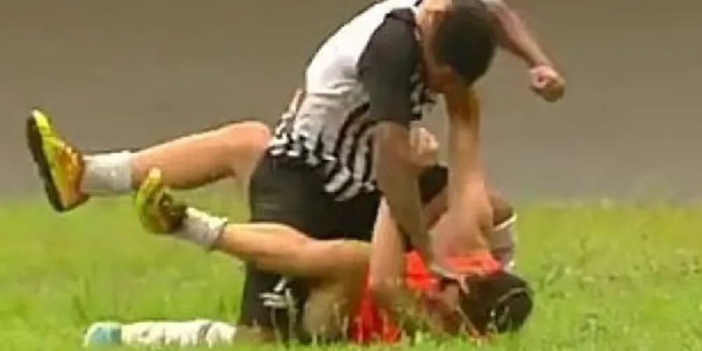  A Polícia Militar (PM) entrou em campo para acalmar os ânimos e também foi ao vestiário para prender o jogador