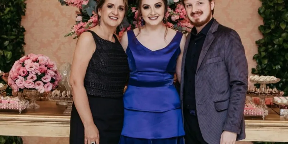 COMEMORAÇÃO - Kamilla Salles Rosa Solak, celebra a conquista de mais uma etapa de sua vida. No último sábado, Kamilla ao lado de seus familiares e amigos, comemorou sua formatura em Engenharia da Produção pela PUC –PR. No registro especial, Ana Maria Salles Rosa Solak, Kamilla e seu irmão, Fabrício Salles Rosa Solak. Da coluna RC os votos de alegrias e sucesso nesta nova caminhada.