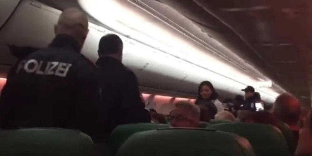 Após ser repreendido pelo piloto, o homem passou a se comportar de forma agressiva/Foto: Reprodução Youtube