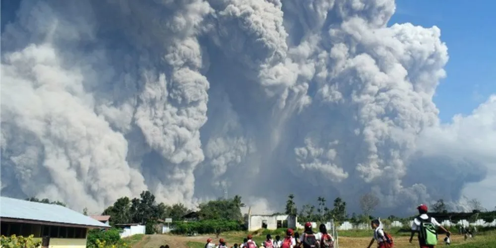 Coluna de fumaça do vulcão Sinabung /Foto: Reprodução Agence France -Presse/Anto Sembiring