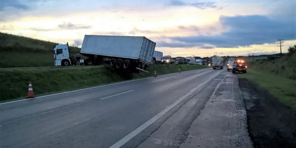Imagem ilustrativa da imagem Caminhão atravessa em rodovia e interrompe trânsito
