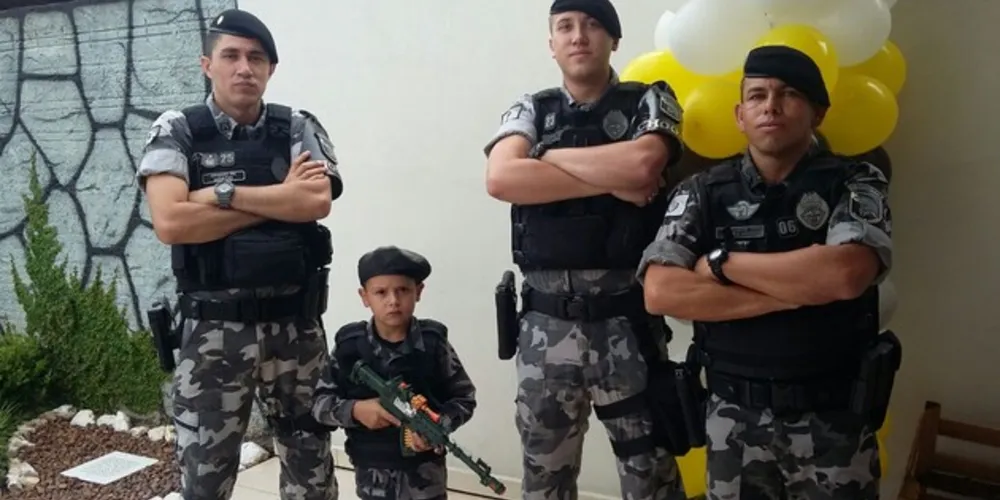 Imagem ilustrativa da imagem Menino fã da PM recebe surpresa de aniversário