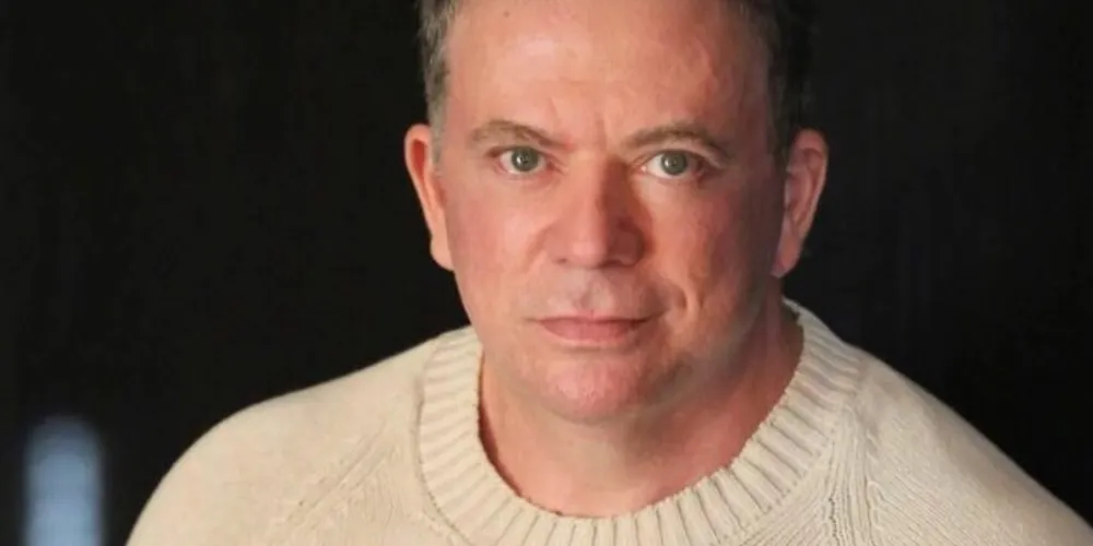 CASA COR – As bodas de prata, 25 anos, da Casa Cor Paraná serão comemorados na edição deste ano, de 12 de maio a 30 de junho. Uma das atrações será uma festa beneficente exclusiva, na véspera da abertura oficial, oferecida pelo médico Eliseu Portugal, presidente da Associação dos Amigos do Hospital Evangélico, com produção assinada pelo party designer Marcos Soares. A festa promete reunir o jet set curitibano em prol do hospital, com várias atrações e celebridades. No registro especial o médico Eliseu Portugal! Comentaremos!