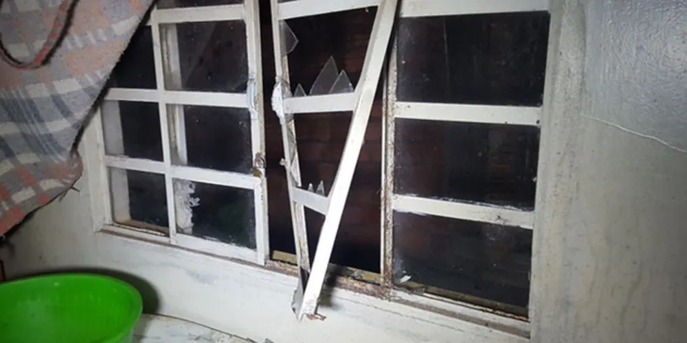 Bandidos arrombaram janela e porta da casa para cometer o crime