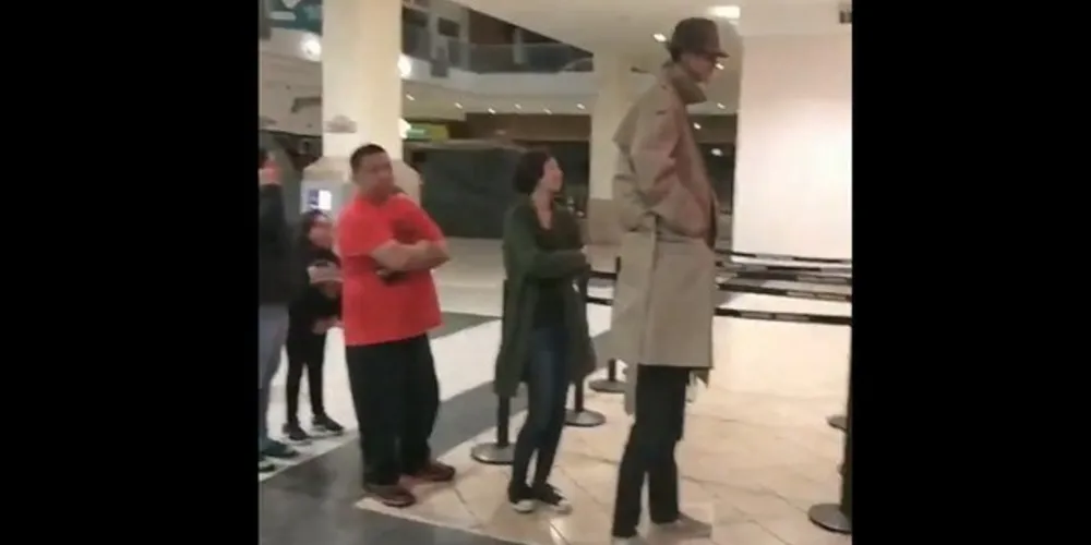 Já na fila da bilheteria, muitas pessoas são vistas fotografando o “gigante”/Foto: Reprodução Twitter