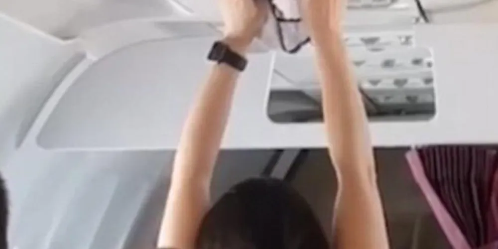 Ela passou 20 minutos segurando a peça íntima/Foto: Reprodução Youtube