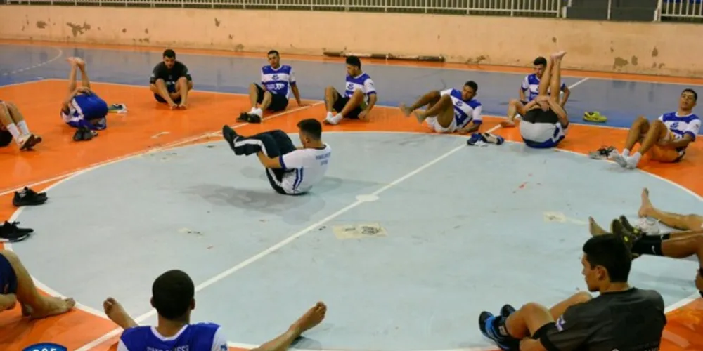 Preparador físico Rodrigo Mercer comandou o primeiro treino em quadra nesta terça