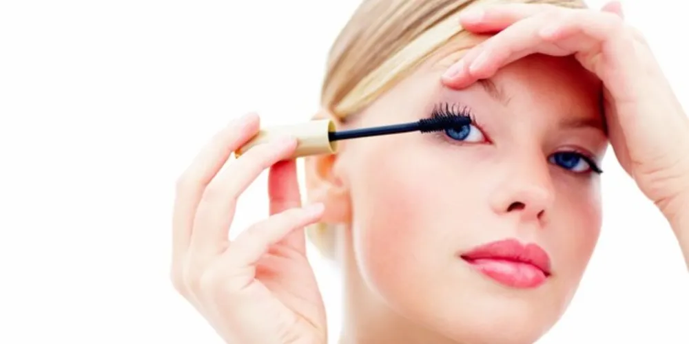 Além da utilização de batons, sombras e todos os utensílios necessários na maquiagem, as atividades do curso também abordam o design de sobrancelhas