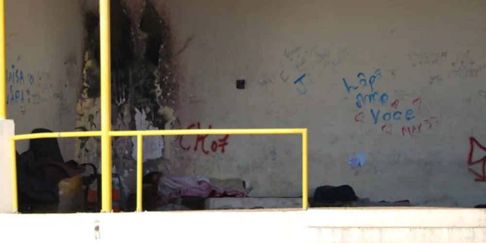 Coreto ao lado da Estação Saudade é usado como abrigo por pessoas em situação de rua em Ponta Grossa 