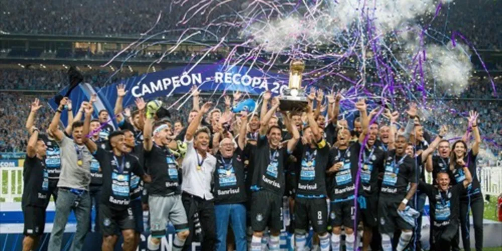 Time de Renato Portaluppi bateu o Independiente nos pênaltis por 5 a 4 e conquistou o terceiro título da história