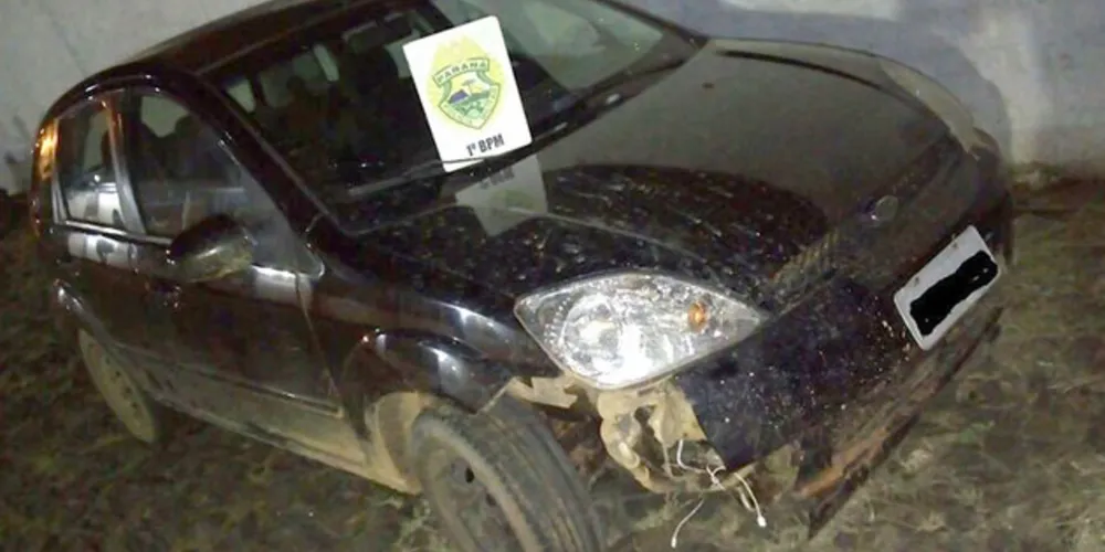 Imagem ilustrativa da imagem Carro com bandidos cai em valeta durante perseguição