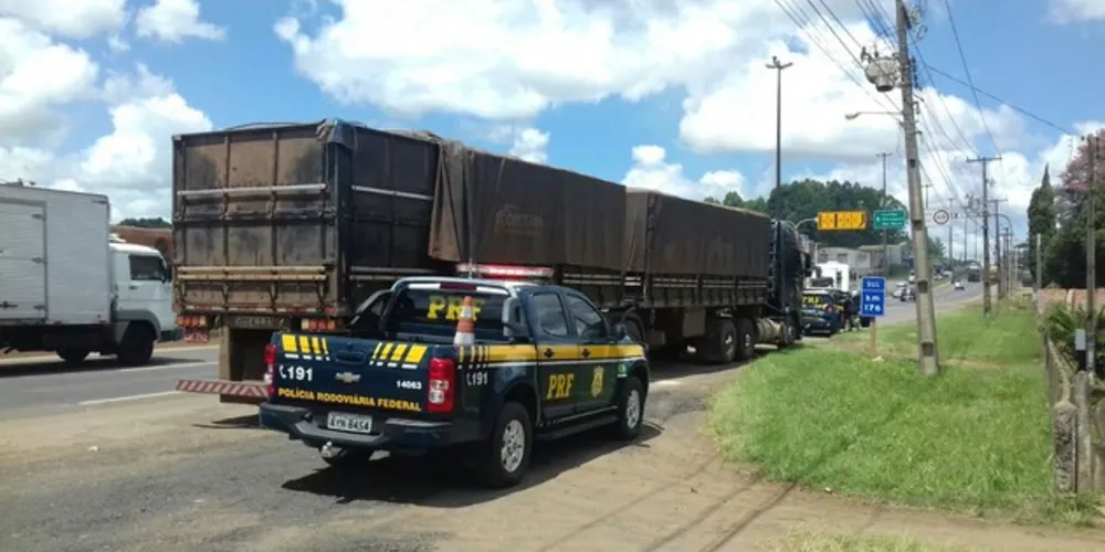Imagem ilustrativa da imagem PRF apreende carreta com cigarros em PG