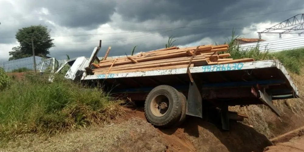 Caminhão perdeu o freio, bateu em máquina e atingiu trabalhadores