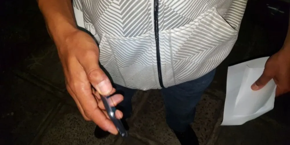 Vítima teve o celular roubado pelo trio, mas acabou reagindo e ferindo um dos envolvidos