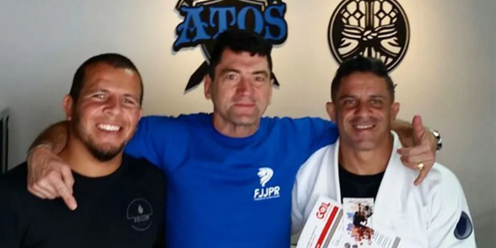 Valter (a direita) recebendo a premiação e a passagem para participar do South America Continental Pro