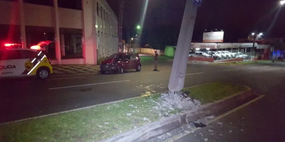 Imagem ilustrativa da imagem Motorista abandona carro após destruir poste na Ernesto Vilela
