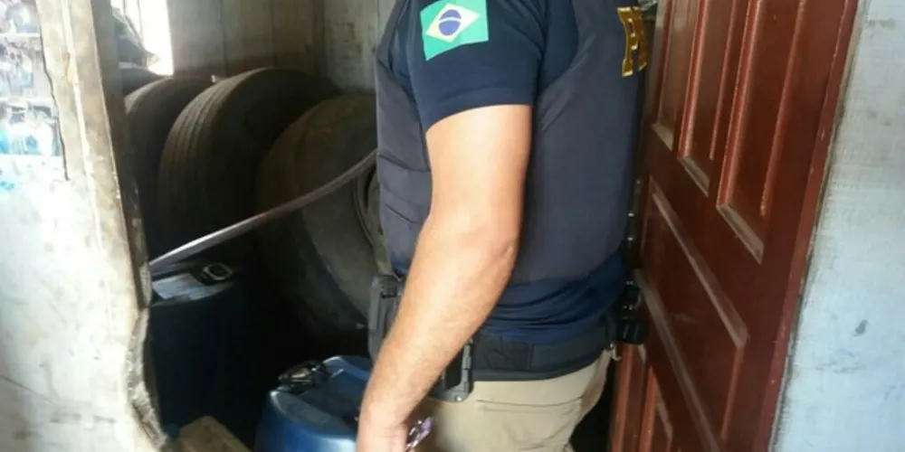 Imagem ilustrativa da imagem PRF apreende combustível em borracharia de PG