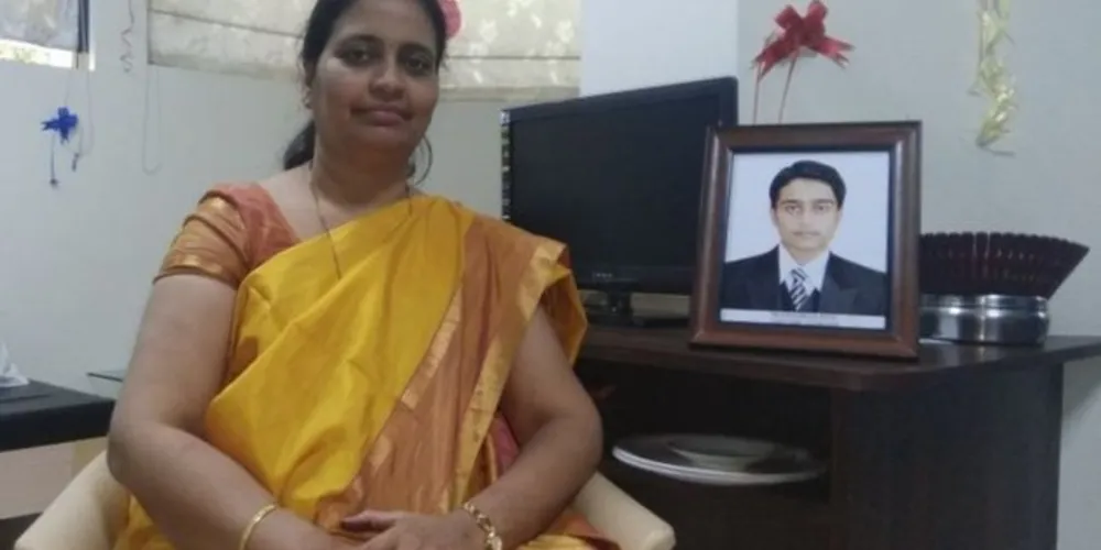 Rajashree Patil decidiu usar o material genético do filho para fazer a família crescer/Foto: Reprodução Sagar Kasar
