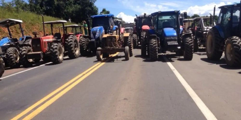 Agricultores fecham rodovia com tratores e pedem construção de retornos na duplicação da PR-151