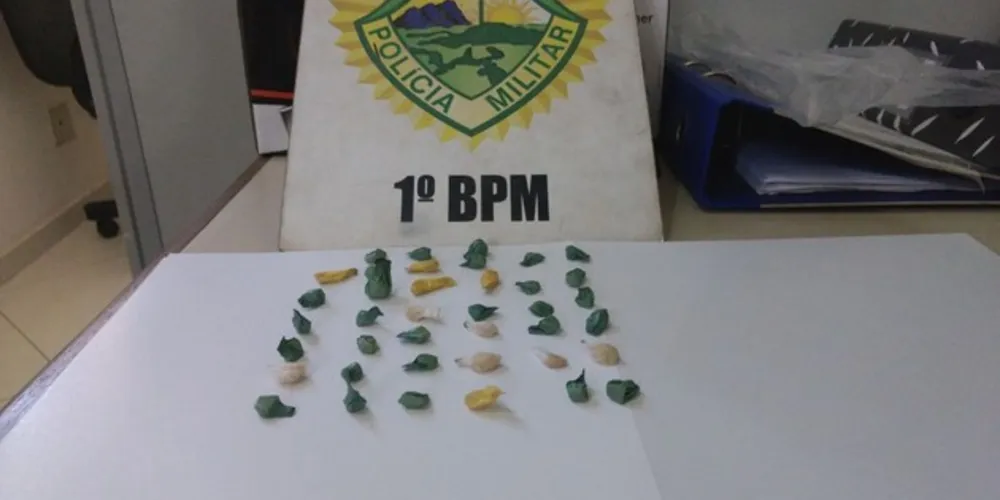 Imagem ilustrativa da imagem Rapaz é preso com quase 40 pedras de crack em PG