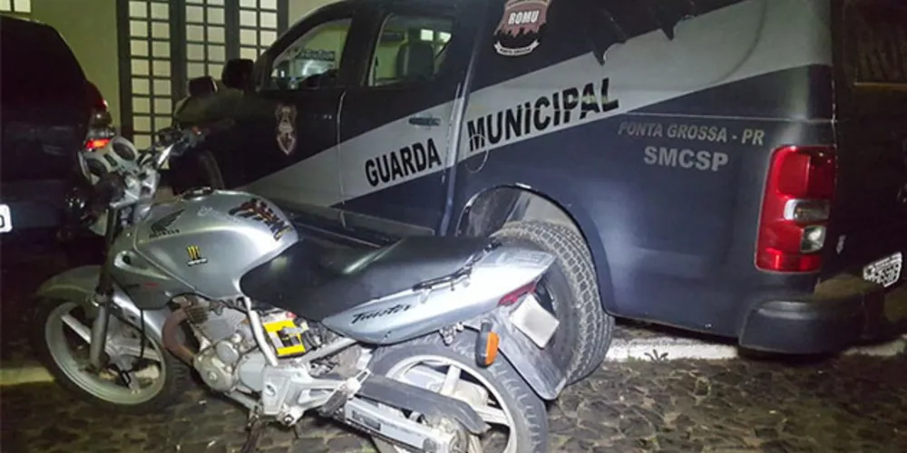 Imagem ilustrativa da imagem Guarda Municipal apreende moto adulterada em PG
