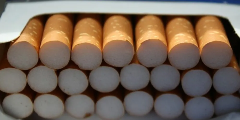 Imagem ilustrativa da imagem Caminhão com cigarros tomba e população saqueia carga
