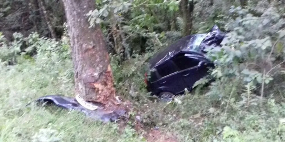 Motorista chegou a sair do carro, mas morreu ainda no local do acidente