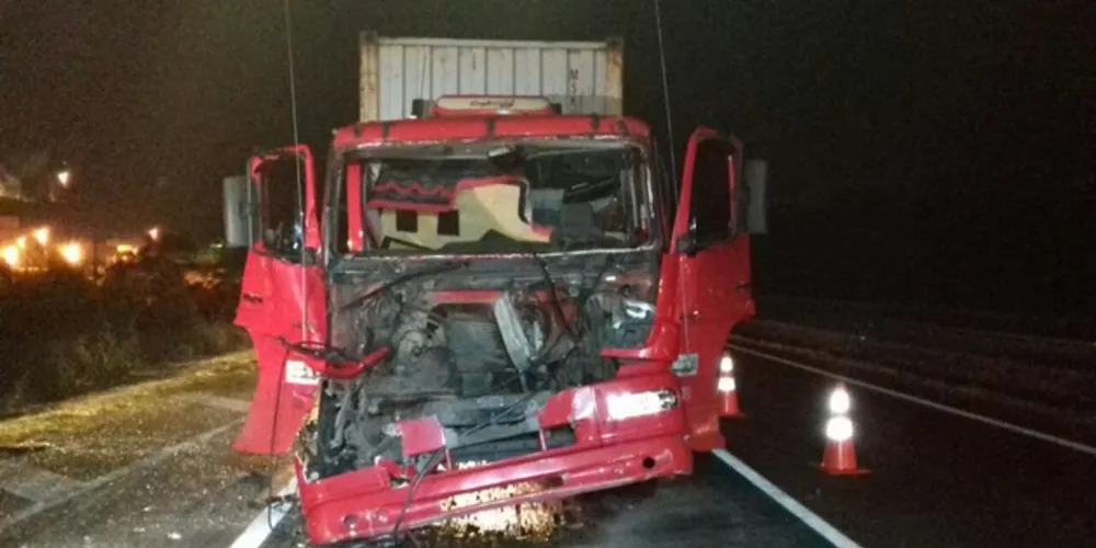 Motorista ficou preso às ferragens, mas sofreu apenas ferimentos leves