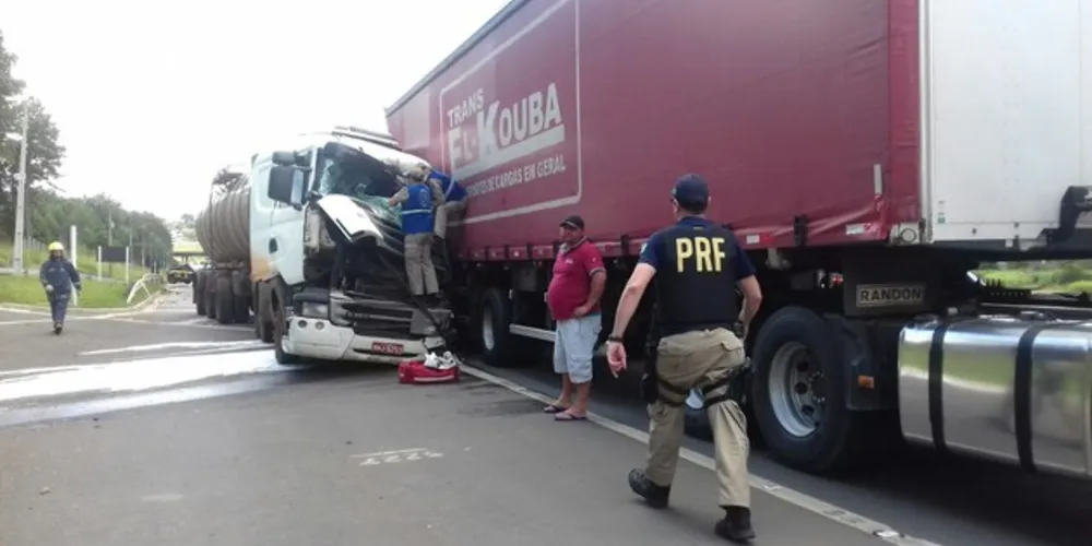 Equipes de socorro estão na pista realizando procedimentos de salvamento de um motorista