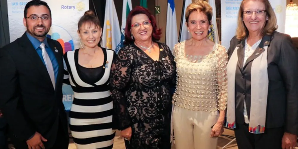 Em um evento promovido pelo Rotary Club de Ponta Grossa Uvaranas e Rotary Club de Ponta Grossa Sabará, foi realizada a posse de novo companheiro ao Rotary e a entrega de reconhecimentos Paul Harris, e a solene condecoração do título Major Donors . Na foto, membros do Rotary Club de Ponta Grossa Uvaranas Rhamonn Cottar, Adriana Beraldo, Sandra Partica, Elizabeth Schmidt e a governadora do Distrito 4.730 Sueli Inkot