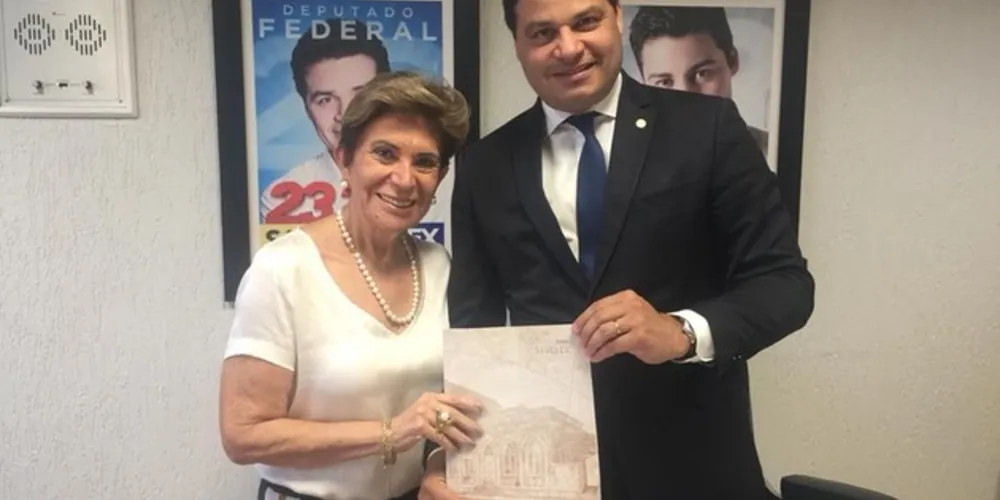 Imagem ilustrativa da imagem Em Brasília, Elizabeth busca R$ 500 mil para sinalização turística