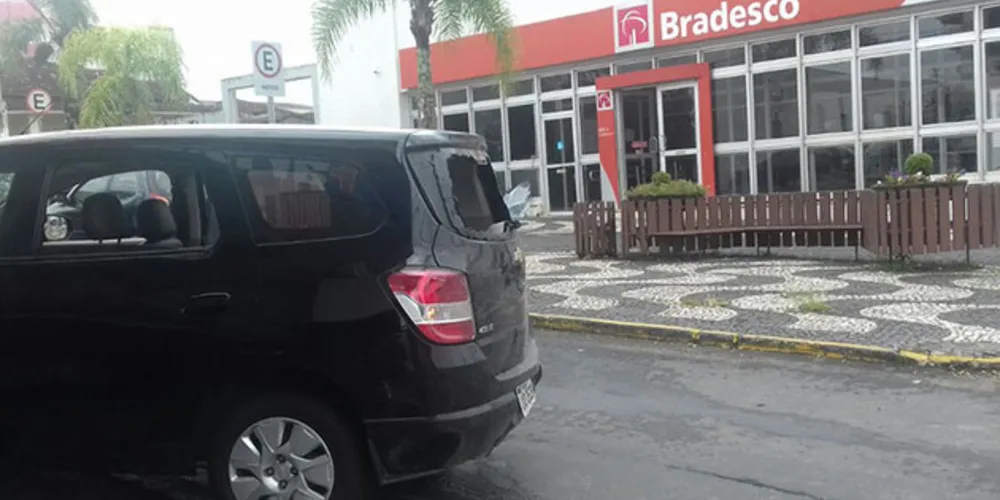 Imagem ilustrativa da imagem Ladrões abandonam três carros usados em assalto a bancos
